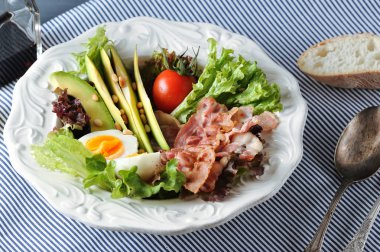 Pastırma, avokado, yumurta ve peçeteye salata ile Servis Kahvaltı