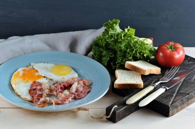 Pastırmalı yumurta mavi tabakta, tost