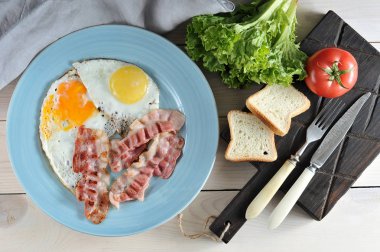 Pastırmalı yumurta mavi tabakta, tost