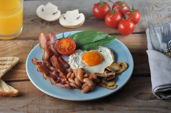 Pastırma, fasulye, mantar, domates ve SPI yumurta kahvaltı