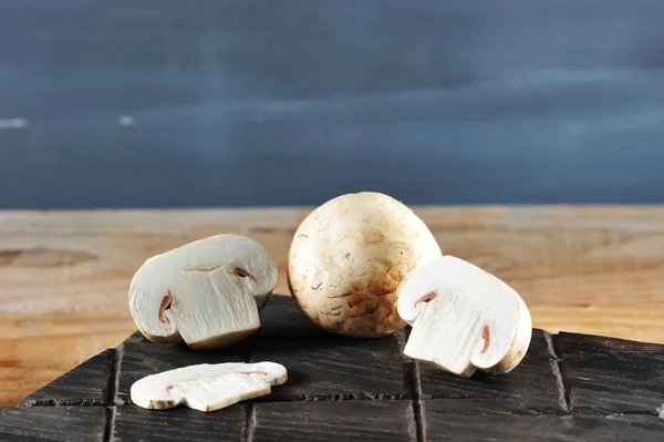 Färsk vit svamp champinjon på rustika trä bakgrund — Stockfoto