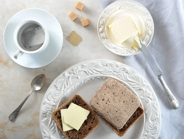 basit kahvaltı - çay poşetleri ve tereyağlı çavdar ekmeği