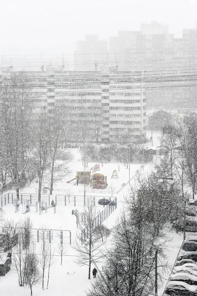 Utsikt över snöstormen från fönstret — Stockfoto