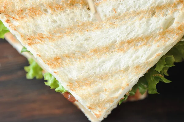 Sandwich med bacon, kycklingbröst och sallad — Stockfoto