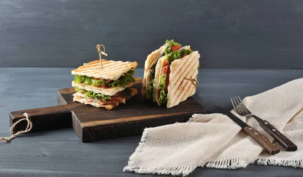 Sándwich con tocino, pechuga de pollo y lechuga — Foto de Stock