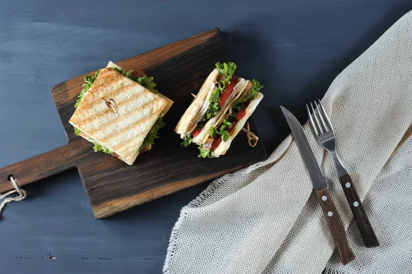 Sándwich con tocino, pechuga de pollo y lechuga — Foto de Stock