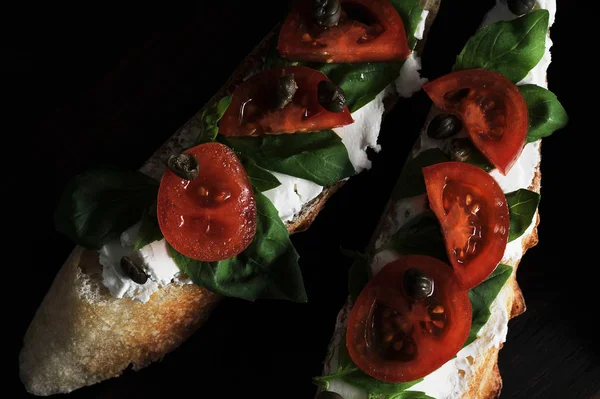 Bruschetta met cottage kaas, basilicum en kerstomaatjes — Stockfoto