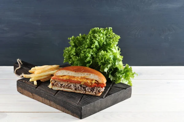Hambúrguer fast food feito em casa em tábua de madeira — Fotografia de Stock