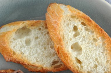 yakın çekim mavi plaka üzerinde yanmış tost olduğunu