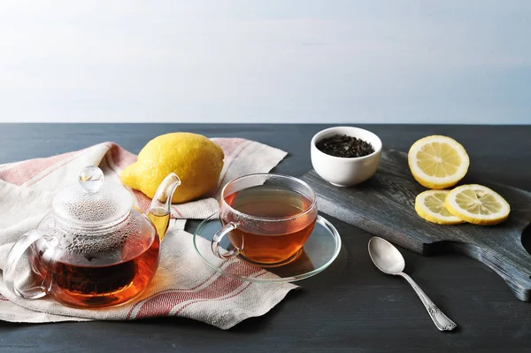 Black Bayh tea with lemon in glass teapot — Stock Photo, Image