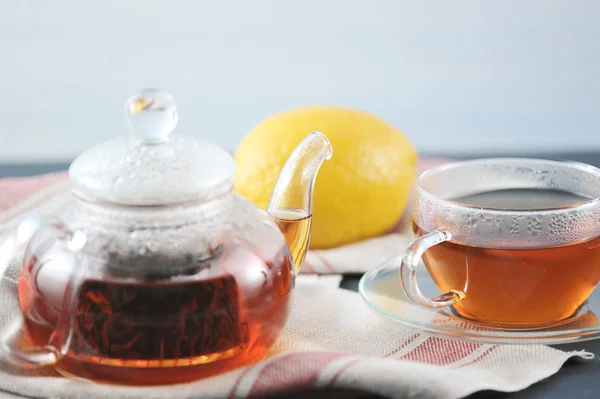 Black Bayh tea with lemon in glass teapot — Stock Photo, Image