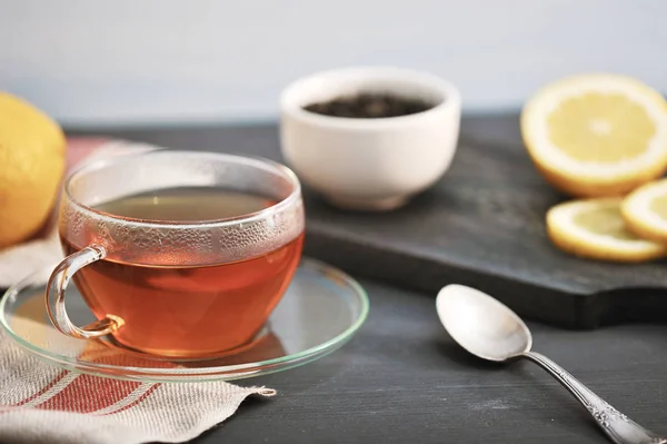 Черный чай Байх с лимоном в стеклянном чайнике — стоковое фото