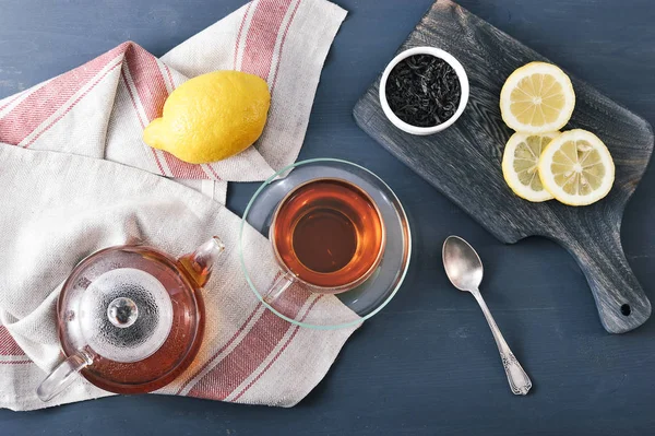 Μαύρο Bayh τσάι με λεμόνι σε γυάλινη τσαγιέρα — Φωτογραφία Αρχείου