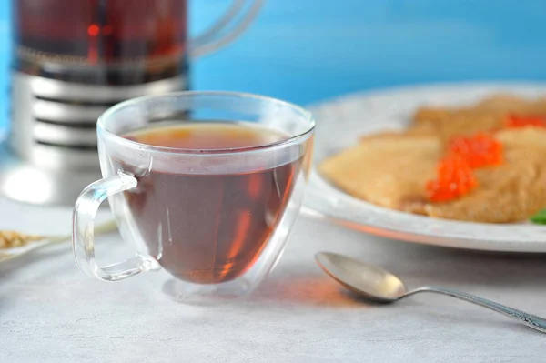 Κούπα με τσάι και τηγανίτες σε πιατέλα με χαβιάρι — Φωτογραφία Αρχείου