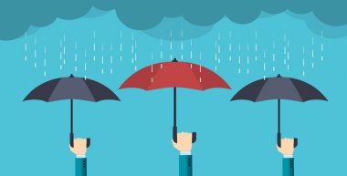 İnsanların elinde takımlı eller şemsiye açtı ve fr korumak