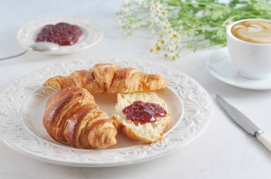 kruvasan ile bir plaka üzerinde Ahududu reçeli 