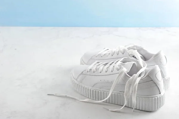 Πάνινα παπούτσια αθλητικά λευκό σε λευκό φόντο — Φωτογραφία Αρχείου