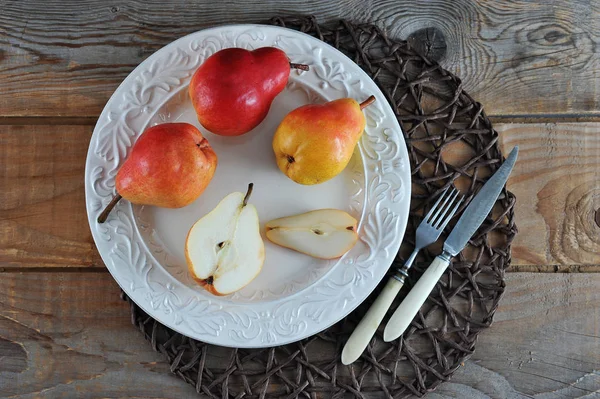 Verse hele en geknipte peren op plaat — Stockfoto