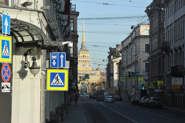 Blick auf das Admiralsgebäude von der Gorokhovaya Straße — Stockfoto