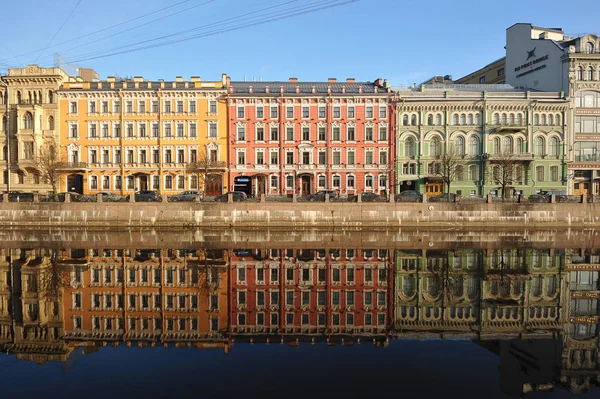 Rot-grün-gelb und Spiegelung im Wasser am frühen Morgen auf t — Stockfoto