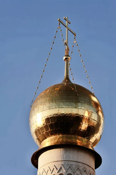 Ortodoks kilisesinin altın kubbesi — Stok fotoğraf