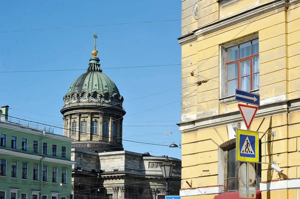 Blick auf die Kasan-Kathedrale vom Gribojedow-Kanal — Stockfoto