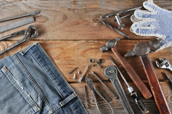 Concetto di fondo giornata del lavoro - Jeans, martello — Foto Stock