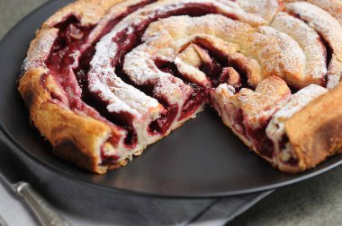 Bir tabakta vişneli turta - yakın plan puf böreği