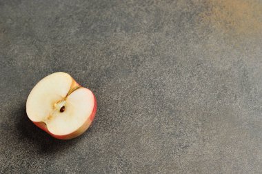 Gri arkaplanda tohumları olan bir Apple 'ın yarısı - metin için alanı olan üst görünüm
