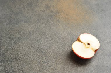 Gri arkaplanda tohumları olan bir Apple 'ın yarısı - metin için alanı olan üst görünüm