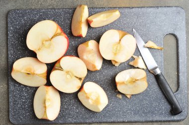 Bıçakla dilimlenmiş kırmızı elmalar. elma- üstü görünümü