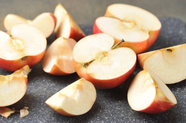 Tahtada dilimlenmiş kırmızı elmalar. elma görünümü