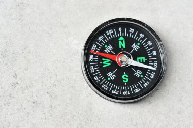 Gri arkaplan üzerinde kırmızı manyetik ok ve metin için boşluk olan pusula - boşluğu kopyala