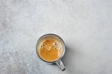 Kahve köpüklü kahve. Gri arka planda. Mesaj için yer var.