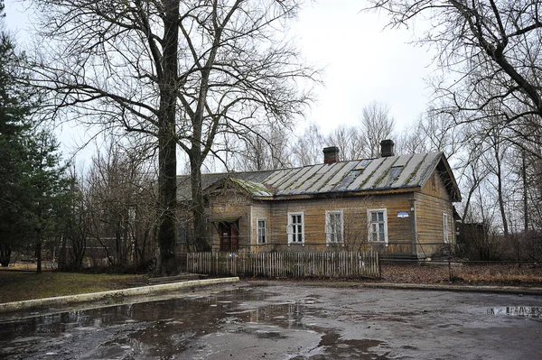 2020年1月2日 ロシア ボロビチ ノヴゴロド地方ボロビチの駅広場に木造古民家 — ストック写真