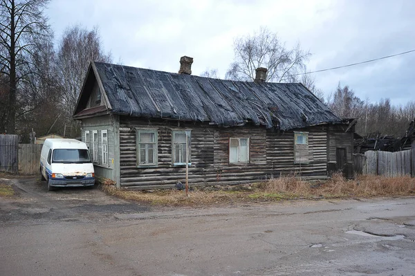 Borovichi Rusia Enero 2020 Vieja Casa Ruinas Madera Coche Viejo —  Fotos de Stock