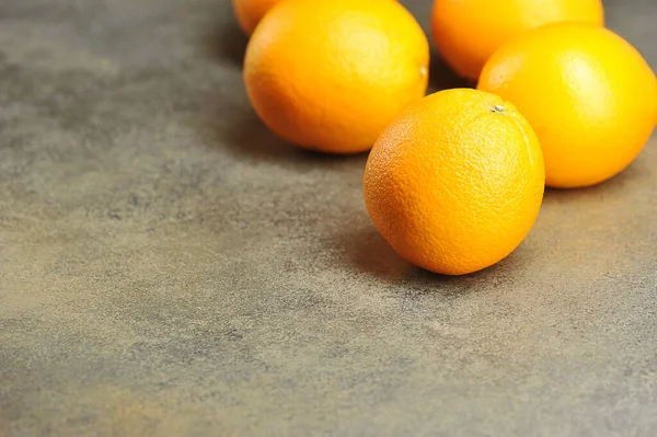 Oranje Kleur Van Rijpe Sinaasappels Een Grijze Achtergrond — Stockfoto