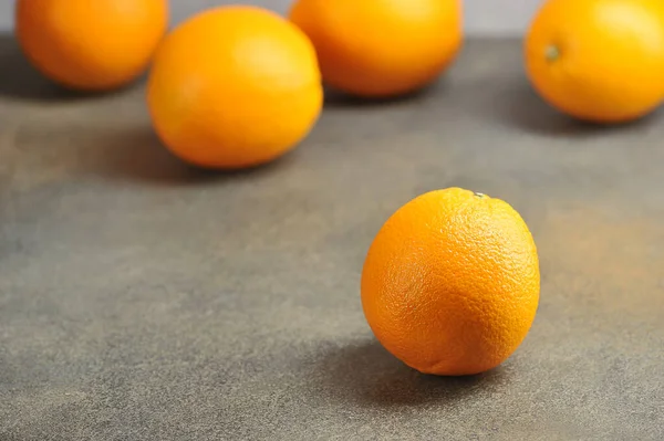 Oranje Kleur Van Rijpe Sinaasappels Een Grijze Achtergrond — Stockfoto