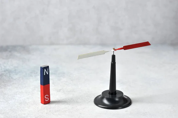 Fysische Experimenten Magneet Kompasnaald Een Magnetisch Veld — Stockfoto