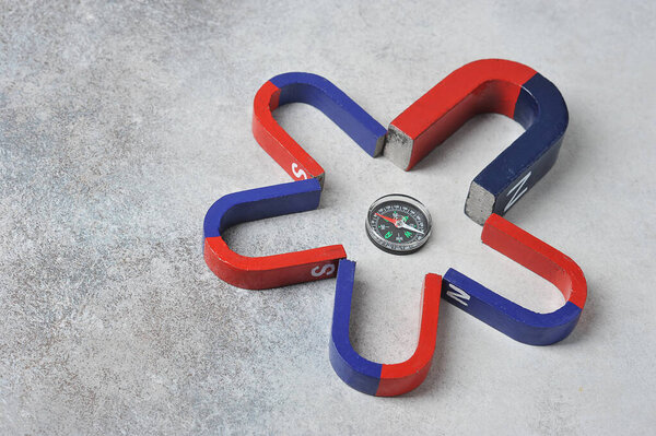 компас лежит между различными магнитами - концепция зонда
