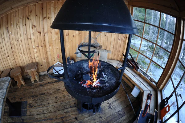 Barbecue Met Brandende Kolen Een Houten Huis — Stockfoto