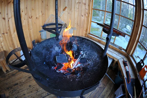 나무로 집에서 숯불을 태우며 바베큐를 — 스톡 사진