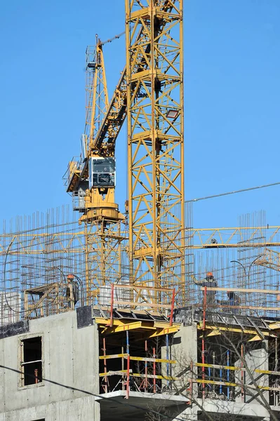 Stavební Jeřáb Zavřít Proti Modré Obloze Výstavbě Nového Domu — Stock fotografie