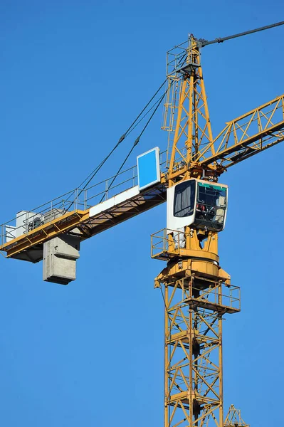 Cabina Grúa Construcción Cerca Contra Cielo Azul —  Fotos de Stock