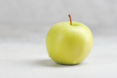 bir yeşil elma gri arkaplan üzerinde metin için boşluk ile