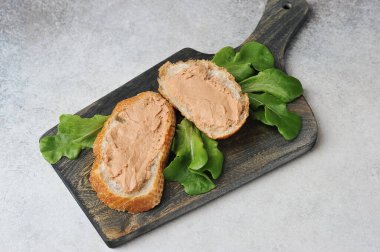 Tahtada salata ve salatalı sandviçler. Yakın görüş.