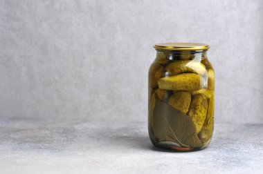 Kış için ev yapımı turşu hasadı yapılan cam kavanoz.