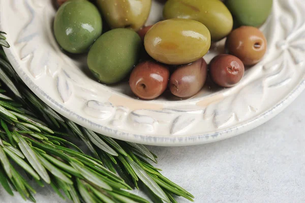Оливки Різних Сортів Тарілці Розмарині — стокове фото