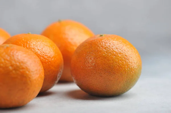 Mandarijnen Een Grijze Achtergrond Sappige Rijpe Oranje Mandarijnen — Stockfoto