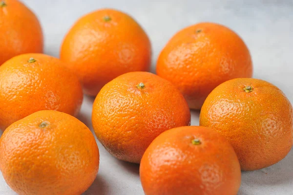 Mandarijnen Een Grijze Achtergrond Sappige Rijpe Oranje Mandarijnen — Stockfoto